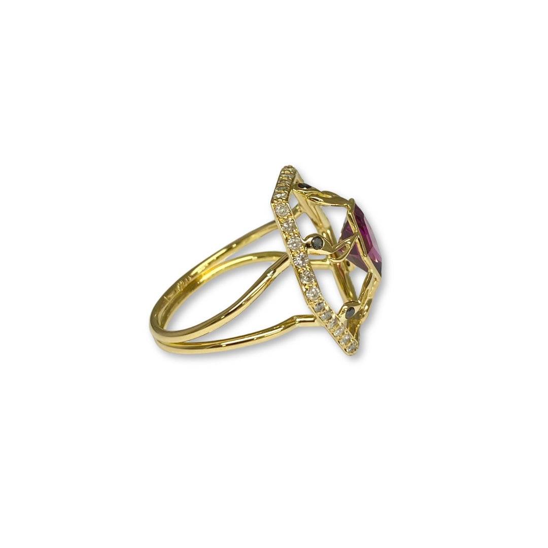 Lesunja Music Was My First Love Cocktail Ring Yellow Gold Ring Purple Rodolith, detail view, Lesunja atelier Zurich