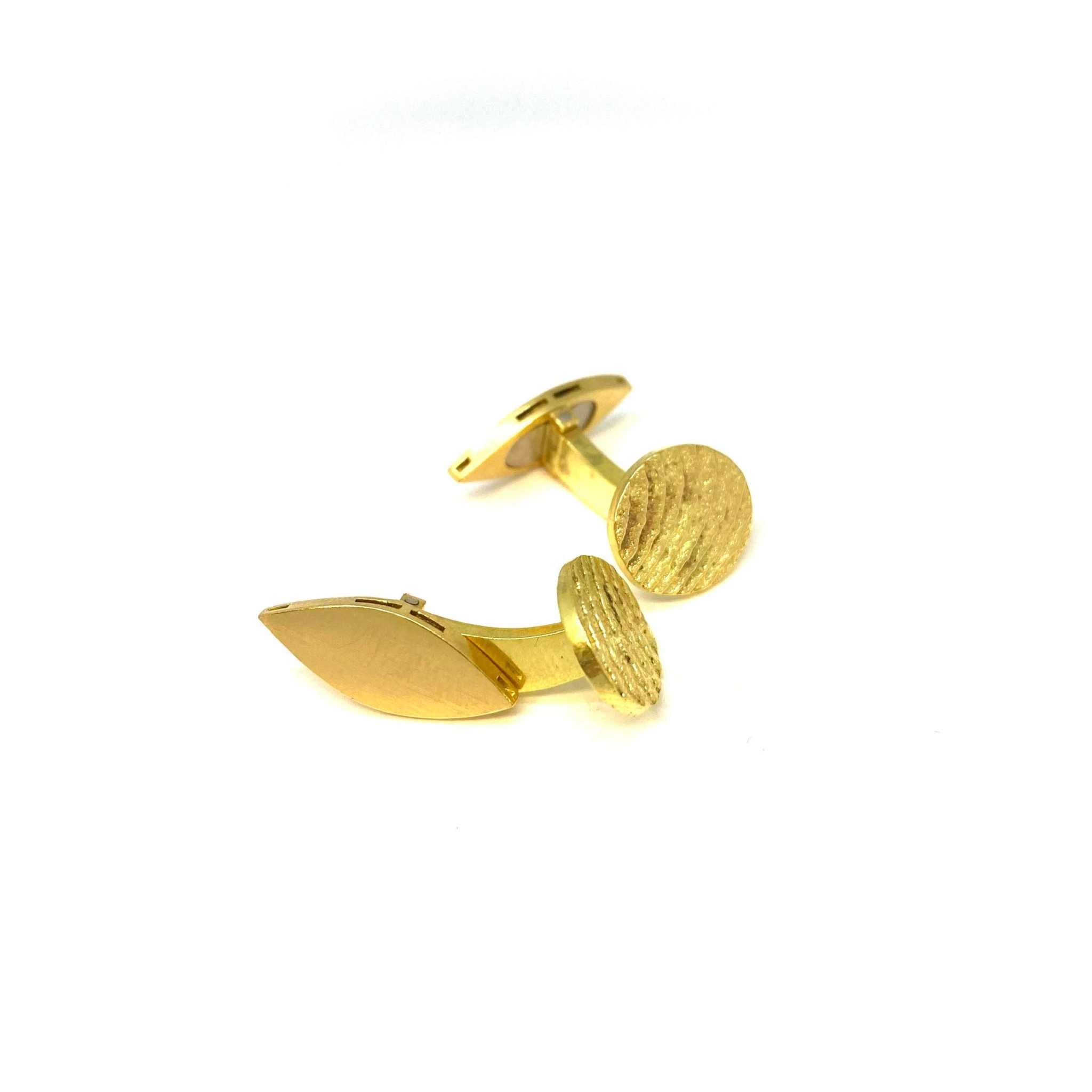 Lesunja Cufflinks Yellow Gold Sepia Round, detail view, Lesunja atelier Zurich