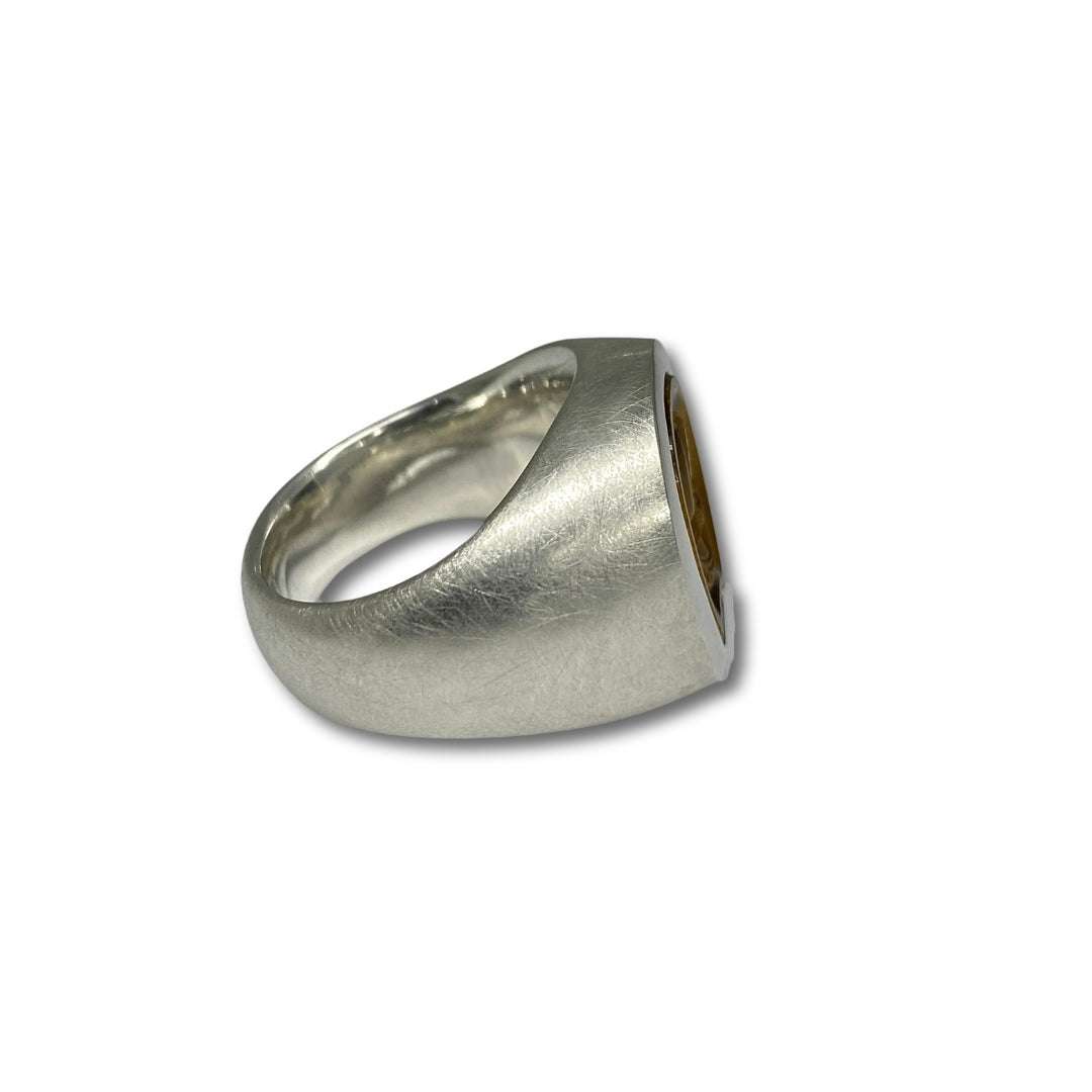 Lesunja Signet Ring Silver Tiger Eye, detail view, Lesunja atelier Zurich
