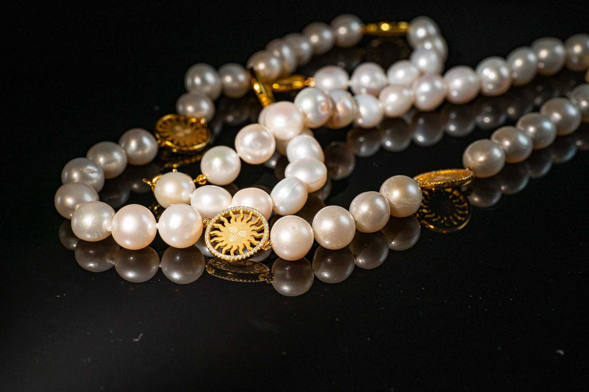 Lesunja St. Moritz Sun Pearl Necklace, detail view, Lesunja atelier Zurich