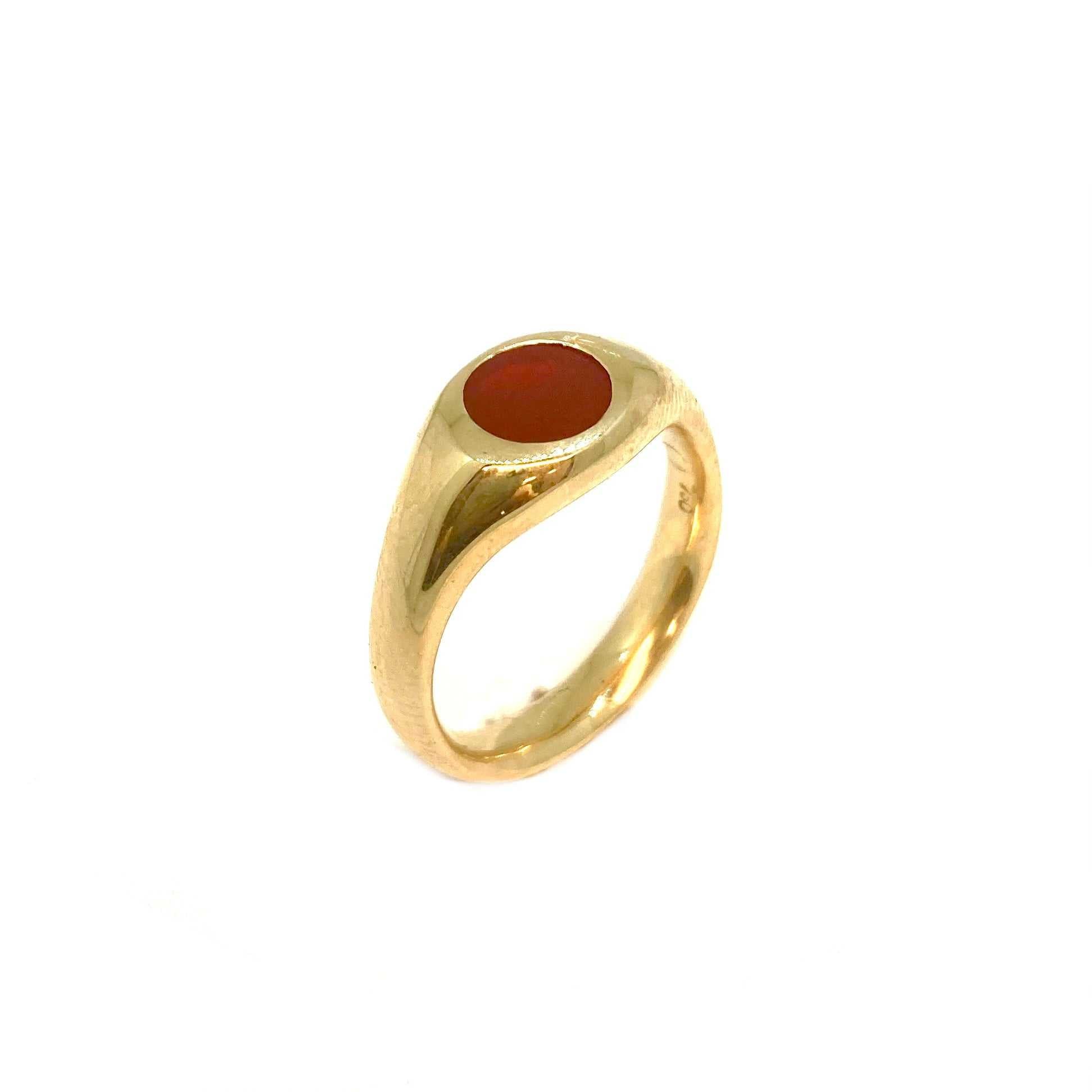 Lesunja Yellow Gold Signet Ring Carneol, detail view, Lesunja atelier Zurich