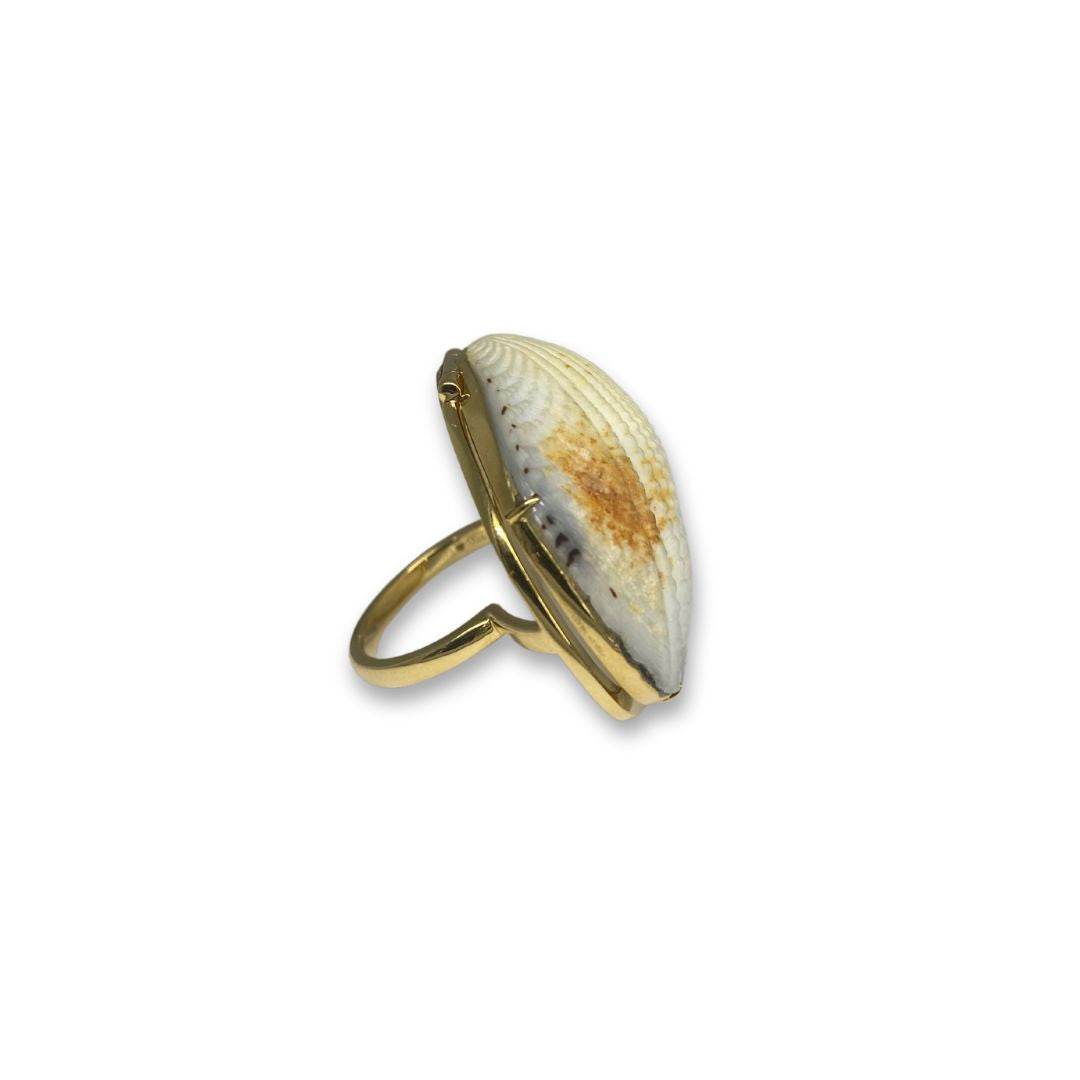 Lesunja Ocean XXY Boho Cocktail Ring Yellow Gold Blue Sapphire Shell, detail view, Lesunja atelier Zurich
