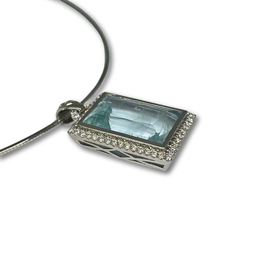 Lesunja Magnifique Necklace Platinum Aquamarine Diamonds, detail view, Lesunja atelier Zurich