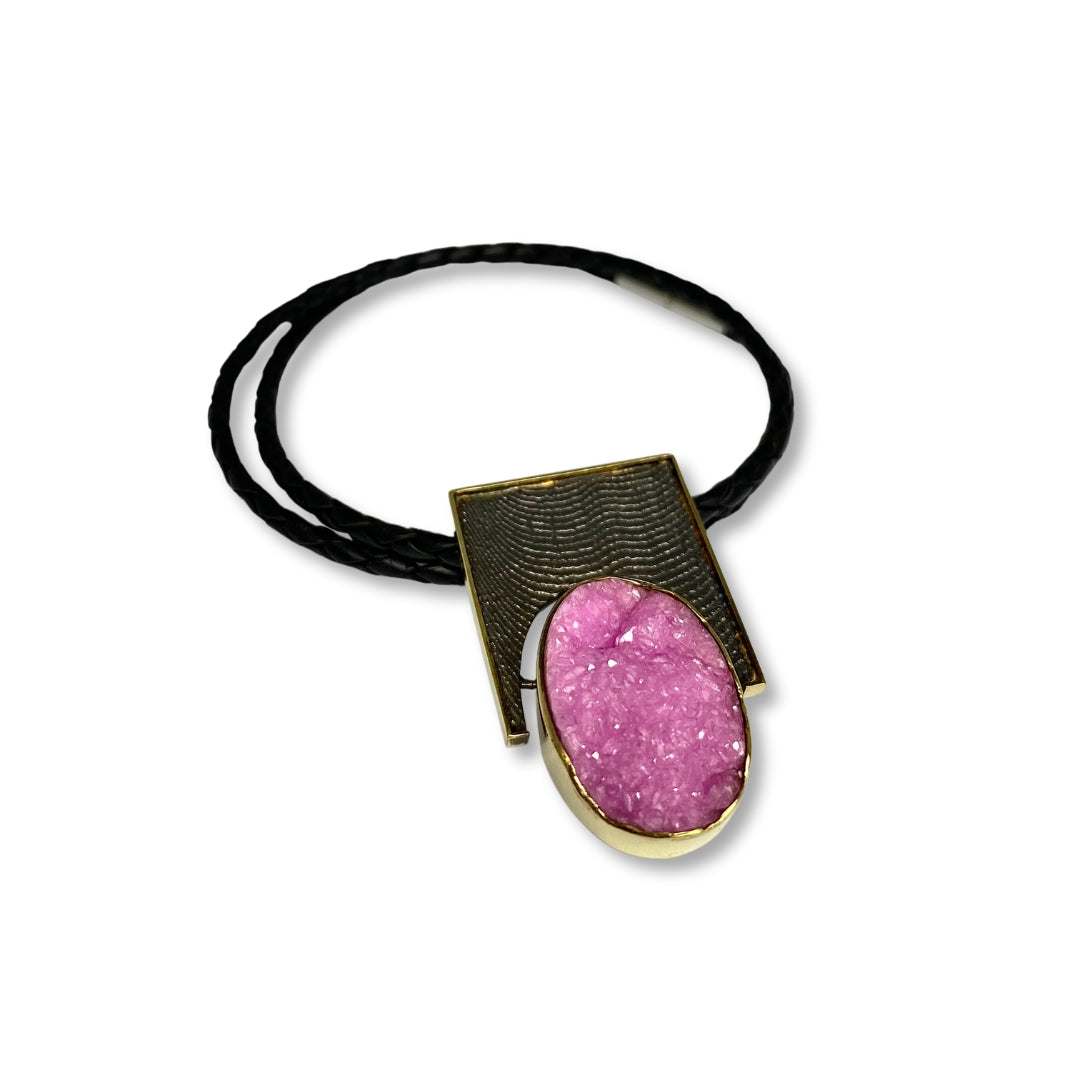 Lesunja Necklace Silver Sepia Structure blackened & Yellow Gold Setting Pink Calcite, detail view, Lesunja atelier Zurich