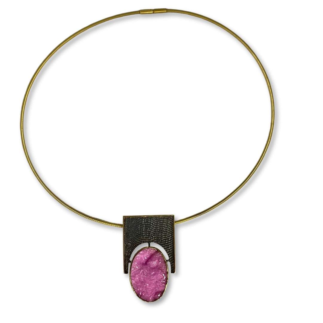 Lesunja Necklace Silver Sepia Structure blackened & Yellow Gold Setting Pink Calcite, detail view, Lesunja atelier Zurich