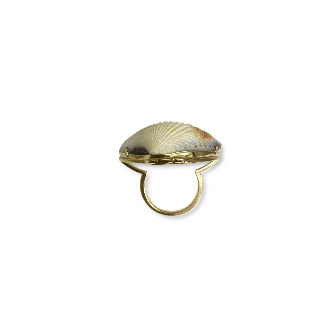 Lesunja Ocean XXY Boho Cocktail Ring Yellow Gold Blue Sapphire Shell, detail view, Lesunja atelier Zurich