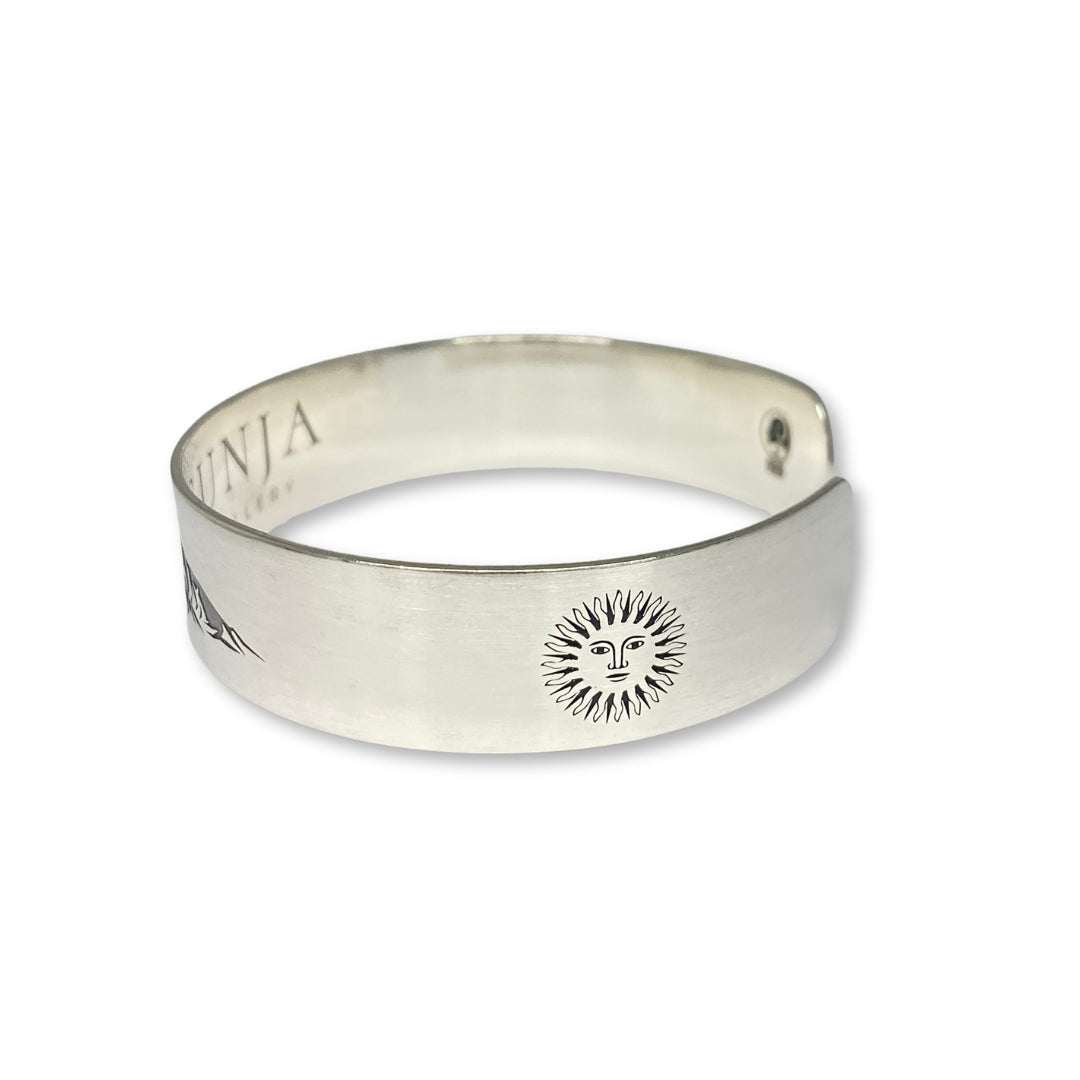 Lesunja St. Moritz Bangle Silver Mountains & Sun, detail view, Lesunja atelier Zurich