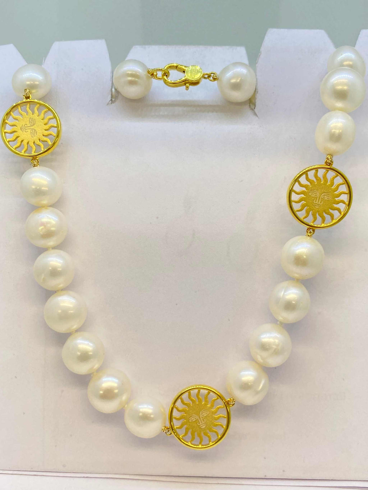 Lesunja St. Moritz Sun Pearl Necklace, detail view, Lesunja atelier Zurich