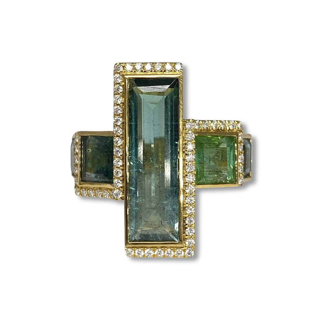 Lesunja cocktail ring in yellow gold with green tourmaline and white diamonds.