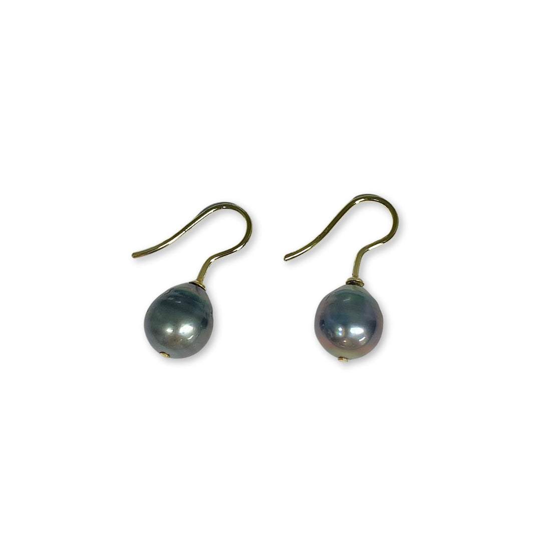 Lesunja Earrings Yellow Gold Dark Tahitian Saltwater Pearls, detail view, Lesunja atelier Zurich