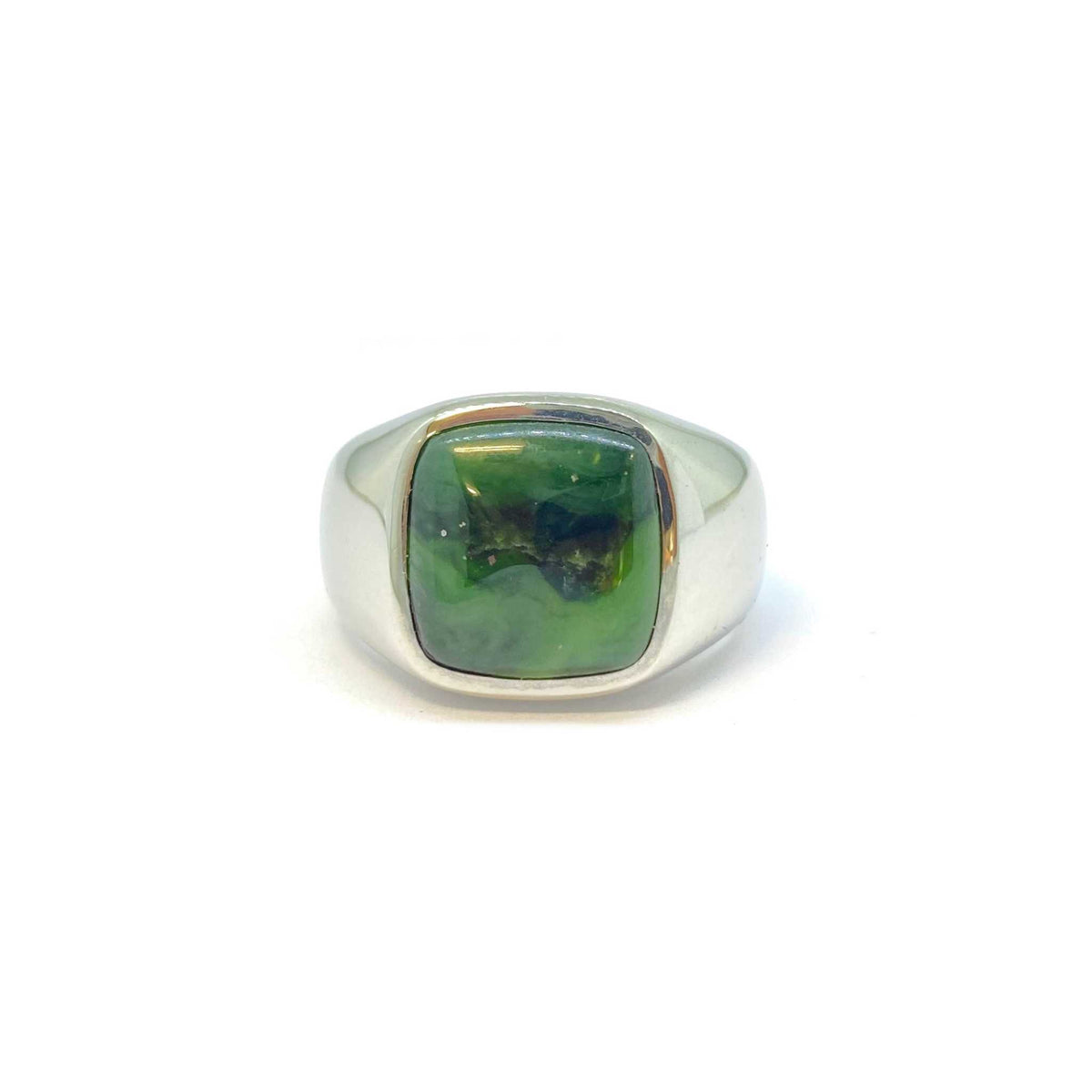 Lesunja Jade and Platinum Signet Ring, detail view, Lesunja atelier Zurich