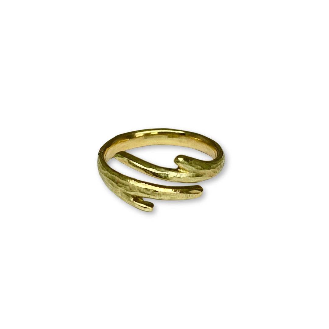 Lesunja Ring Yellow Gold 14K Nest Wood Structure, detail view, Lesunja atelier Zurich