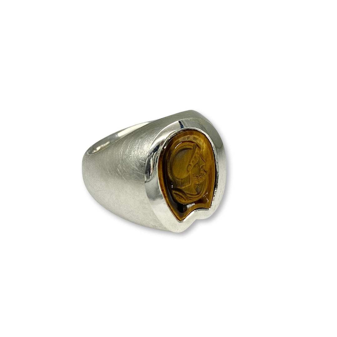Lesunja Signet Ring Silver Tiger Eye, detail view, Lesunja atelier Zurich