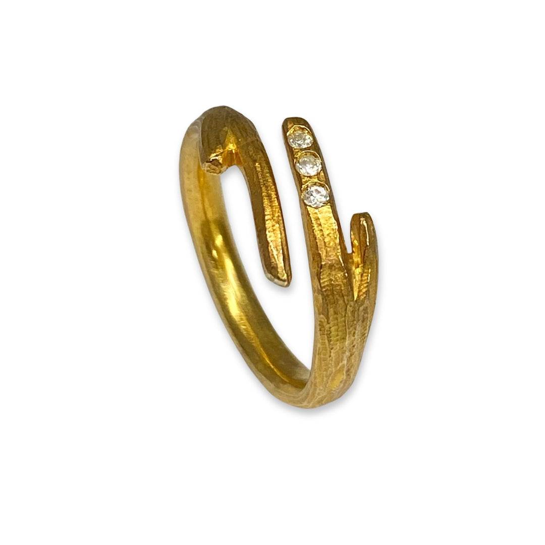 Lesunja Skynest Ring, handmade fine jewellery from Switzerland