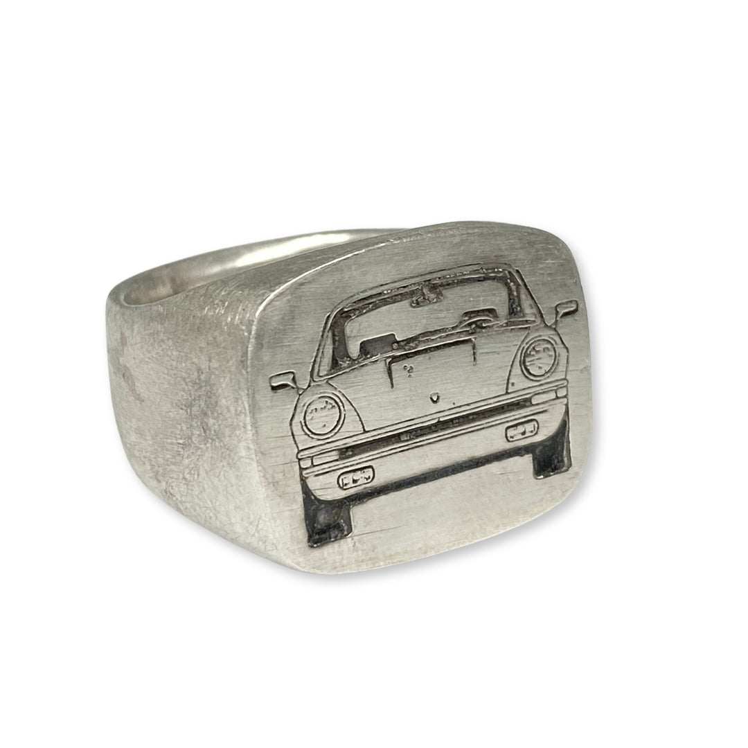 Lesunja signet ring in silver engraved with a Porsche