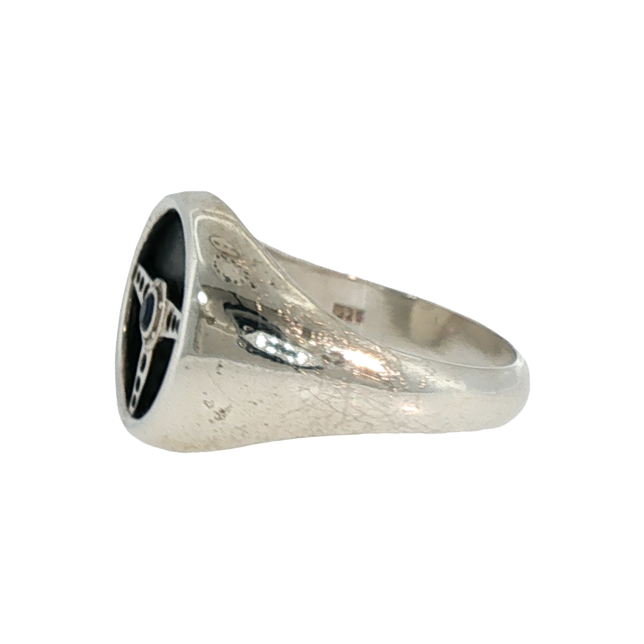 Lesunja Silver Signet Ring Onyx Steering Wheel Design, detail view, Lesunja atelier Zurich