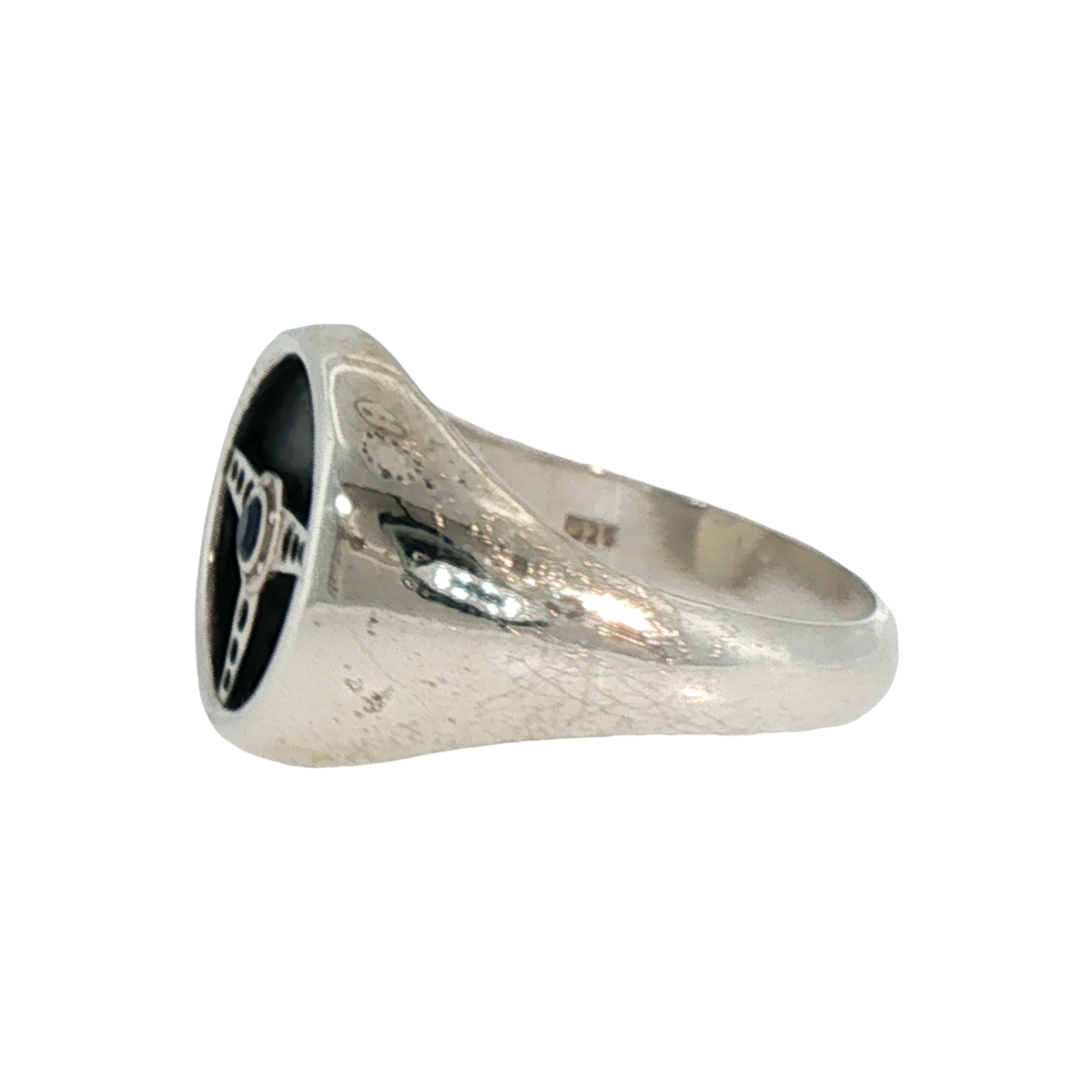 Lesunja Silver Signet Ring Onyx Steering Wheel Design, detail view, Lesunja atelier Zurich