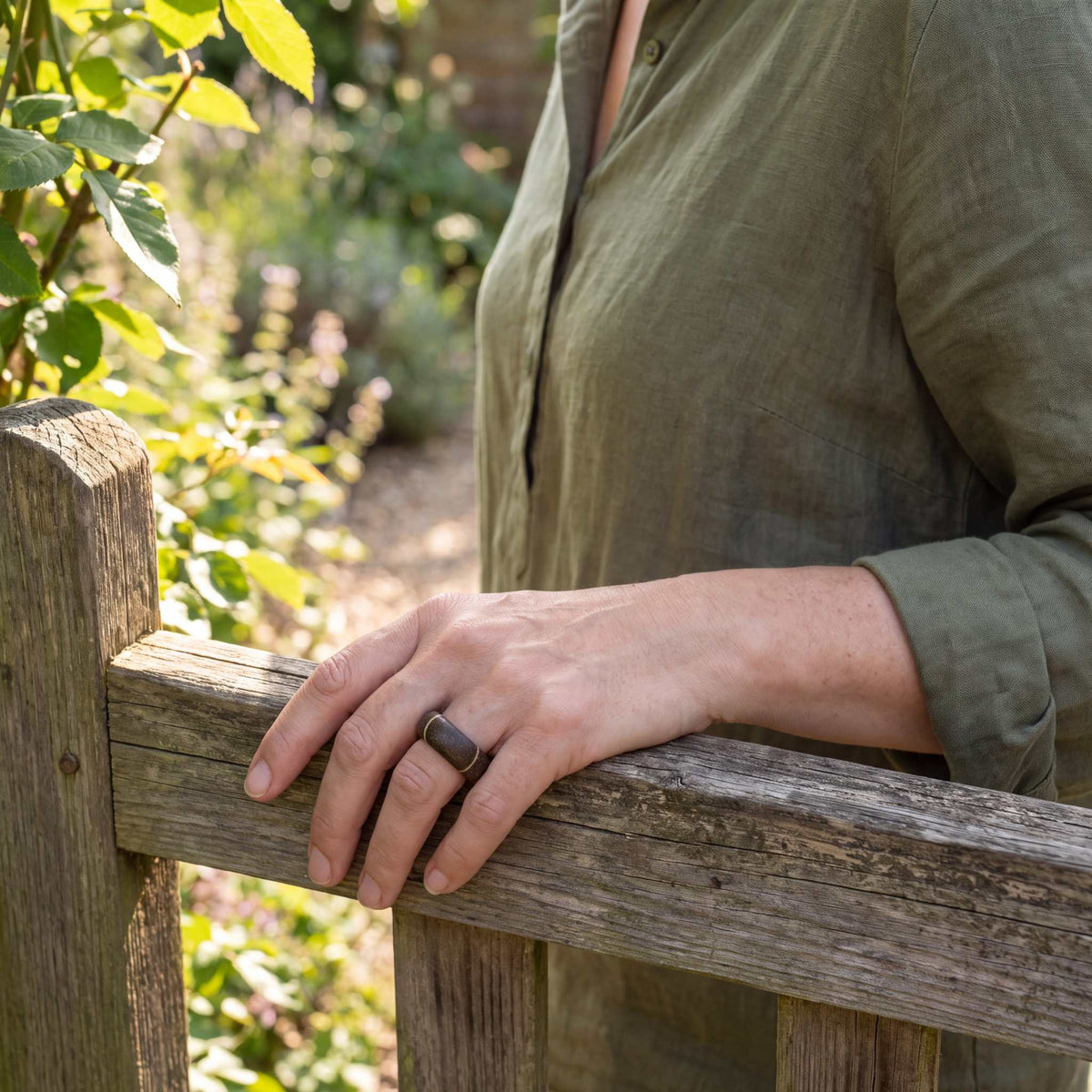 Model wearing the Lesunja Limmat Stone Ring