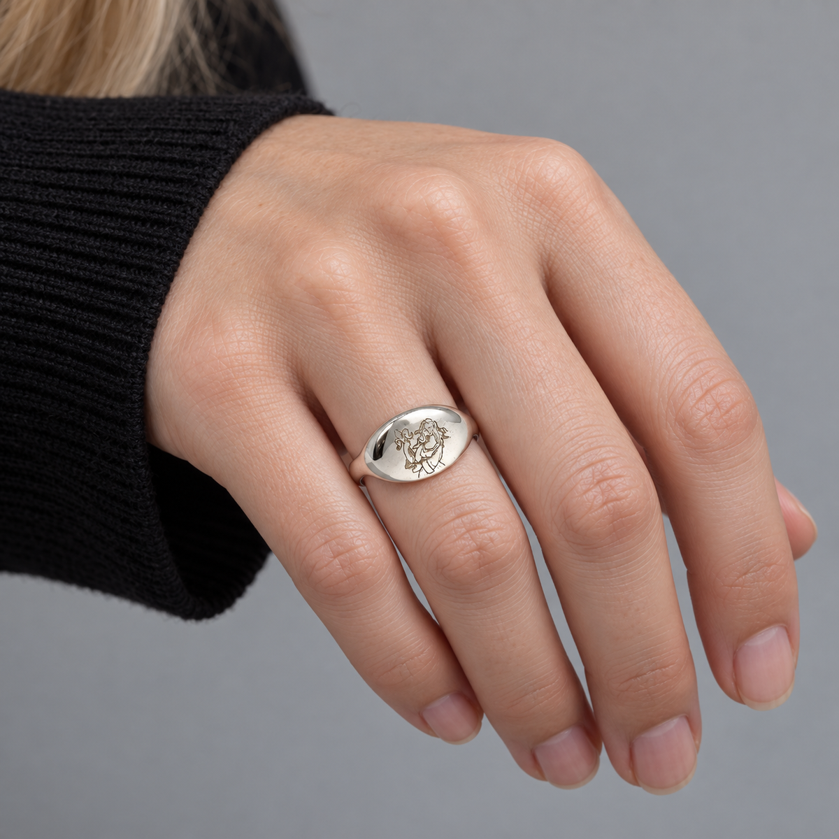Model wearing the Lesunja Zodiac Virgo Silver Ring