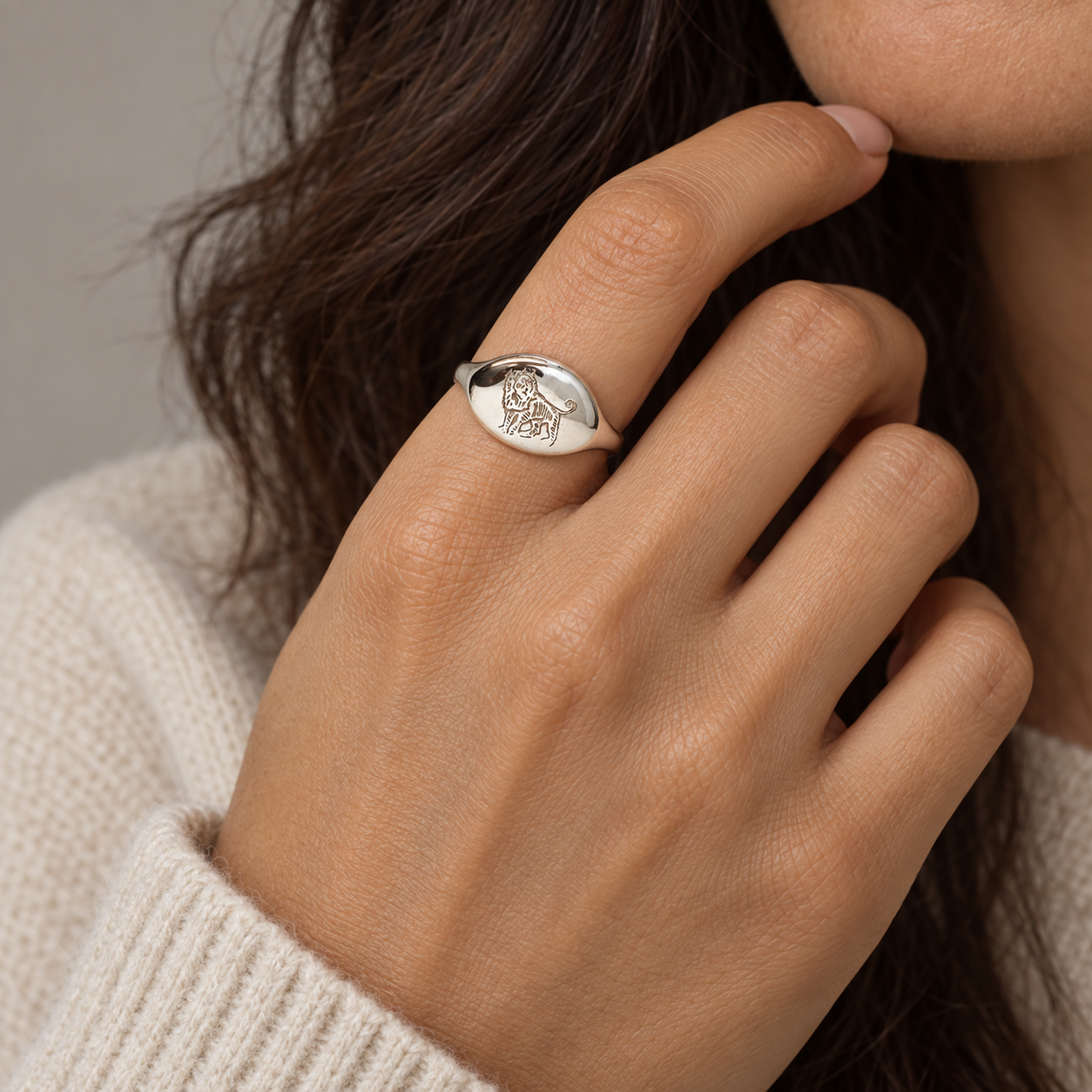 Model wearing the Lesunja Zodiac Leo Silver Ring