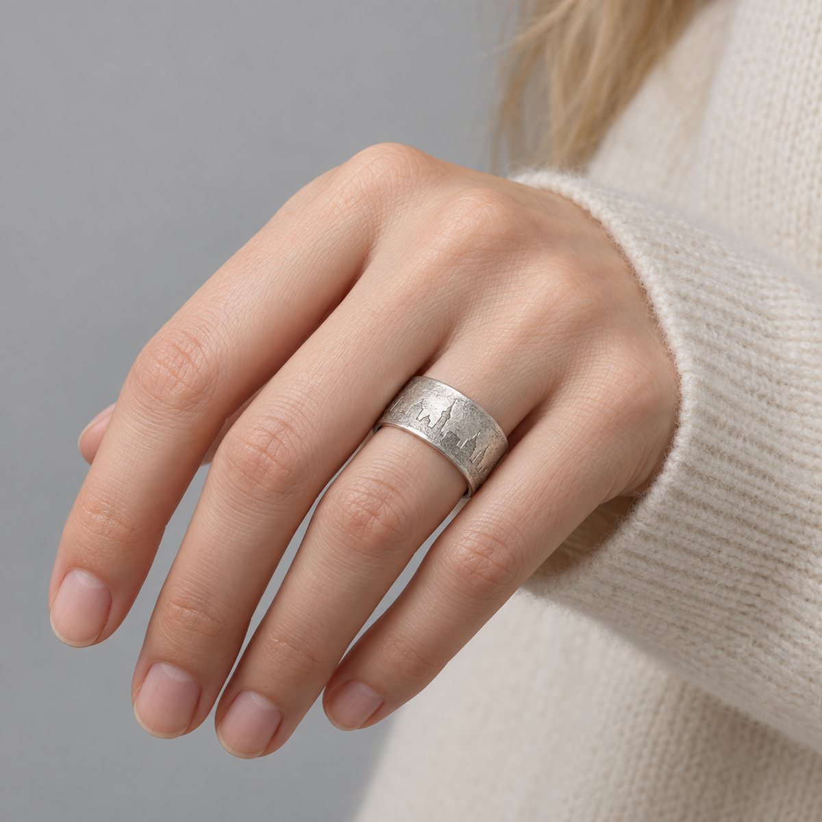 Model wearing the Lesunja Stuttgart Skyline Silver Ring circle matt