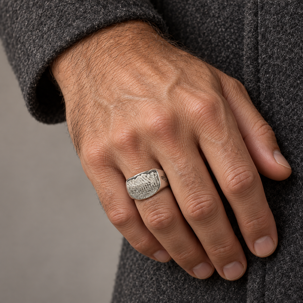 Model wearing the Lesunja Ring Men Silver St. Moritz Mountain Landscape