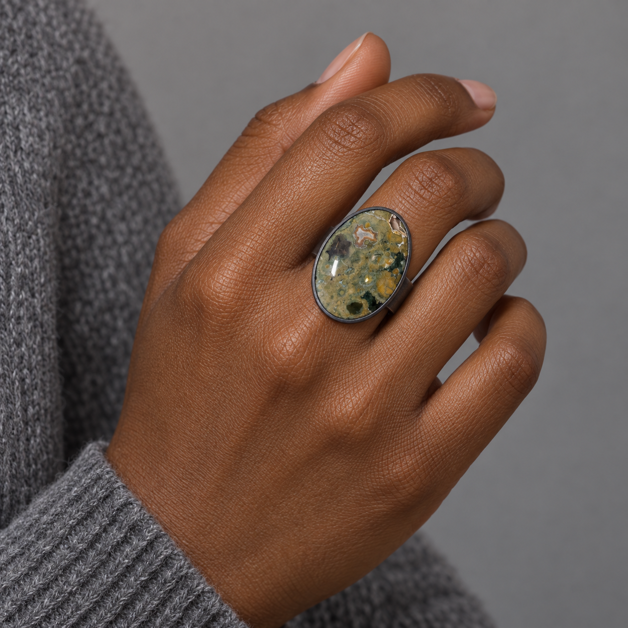 Model wearing the Lesunja Silver Agate Ring Green Cabochon Blackened Size 59