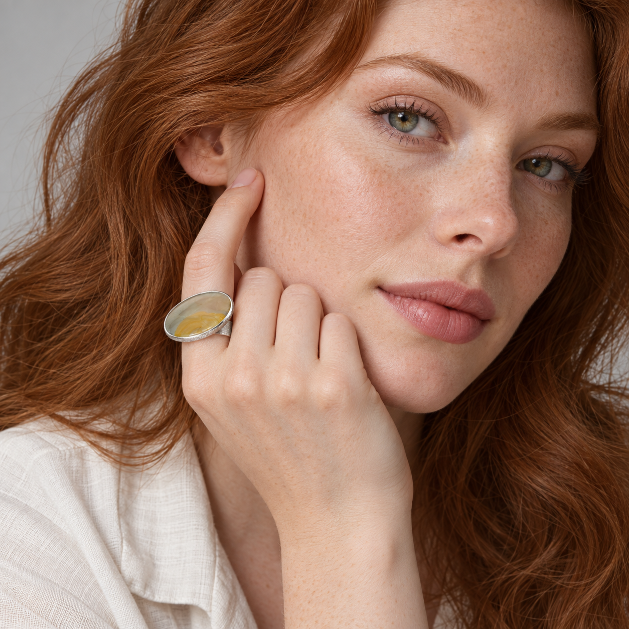 Model wearing the Lesunja Silver Agate Ring Honey Yellow Cabochon Size 58.5