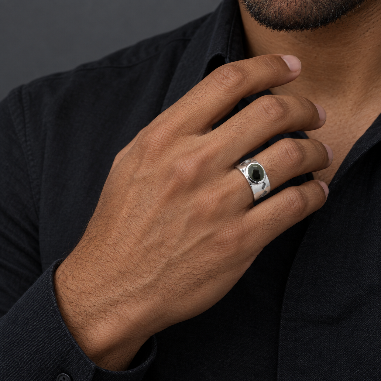 Model wearing the Lesunja Silver Ring Obsidian