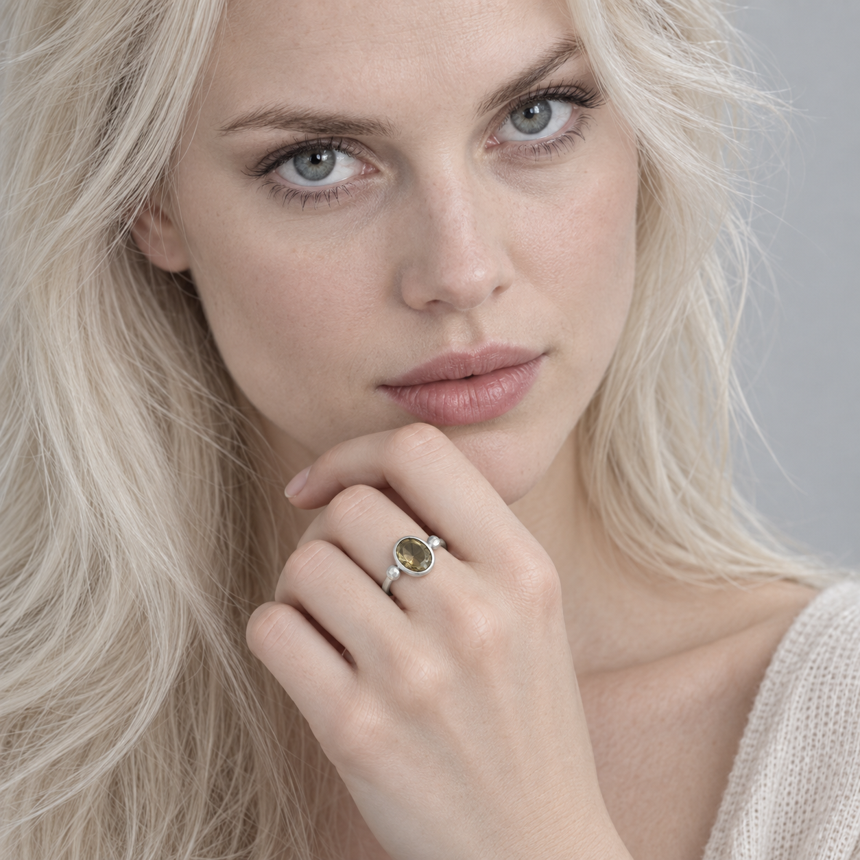 Model wearing the Lesunja Ring Silver Smoky Quartz