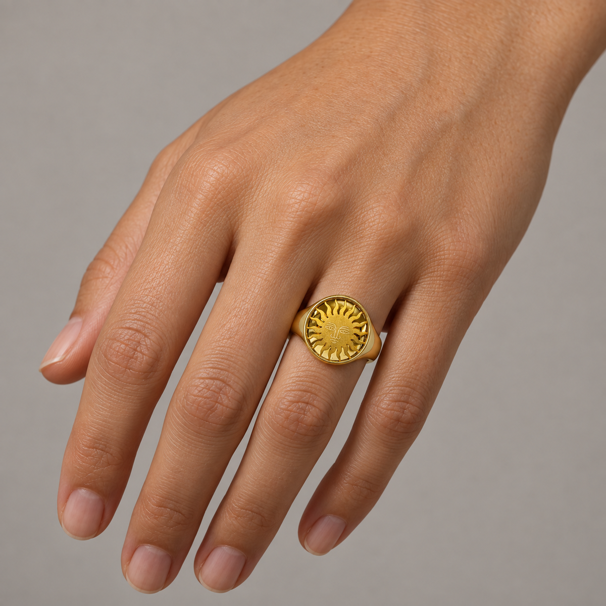 Model wearing the Lesunja St. Moritz Sun Ring