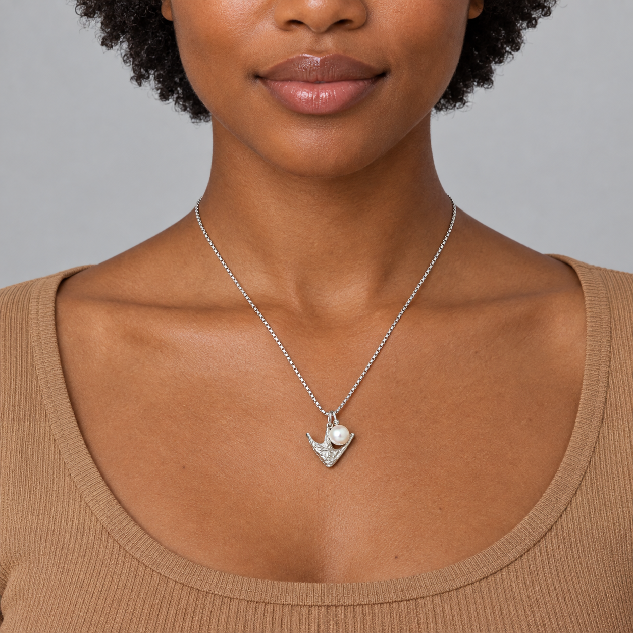 Model wearing the Lesunja Anchor Necklace Silver Sepia and Fresh Water pearls