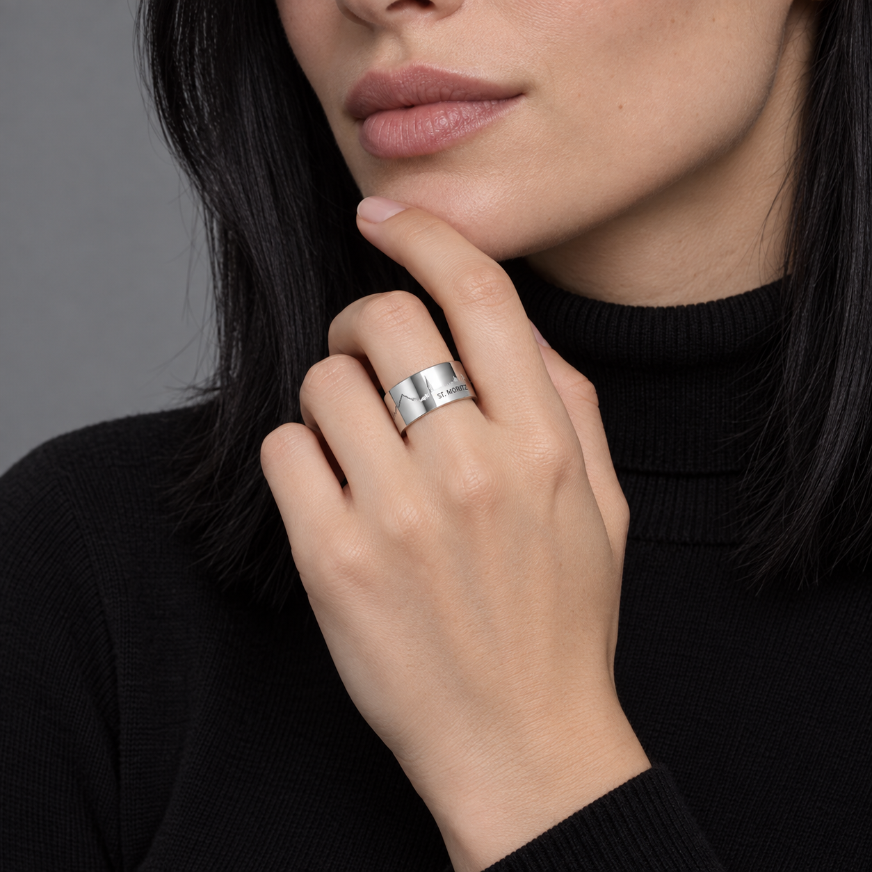 Model wearing the Lesunja Skyline St. Moritz Silver Ring
