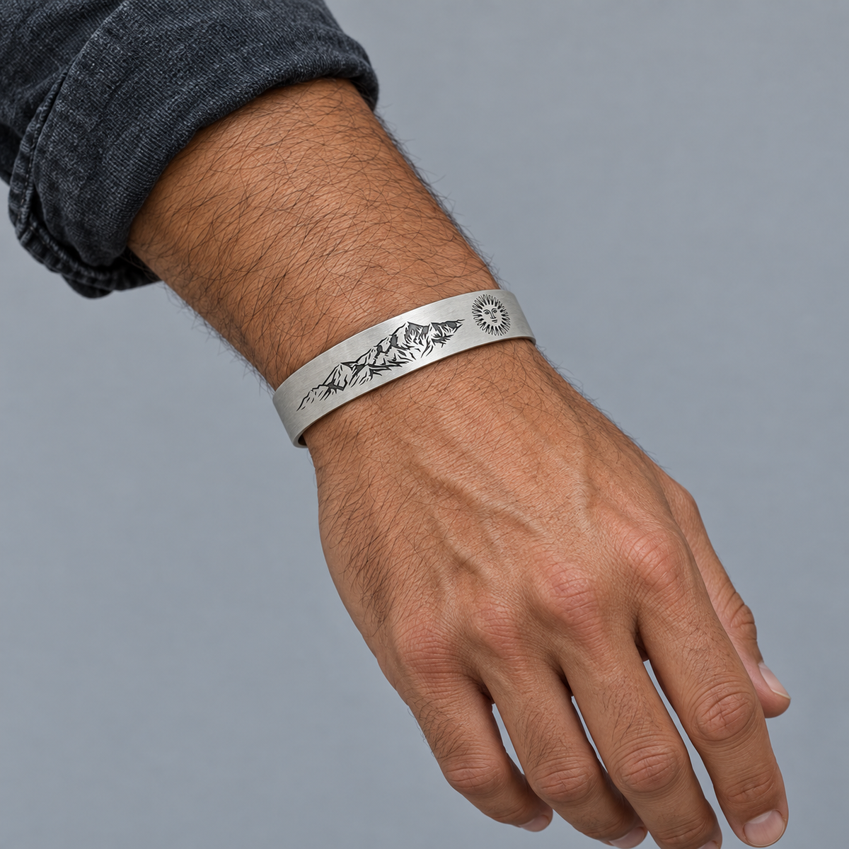 Model wearing the Lesunja St. Moritz Bangle Silver Mountains & Sun
