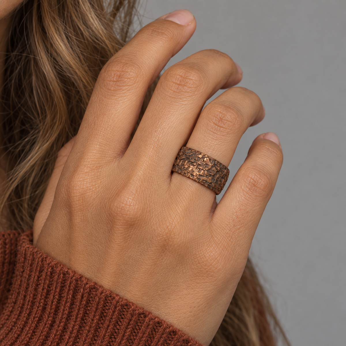 Model wearing the Lesunja Ring Bronze Pixel
