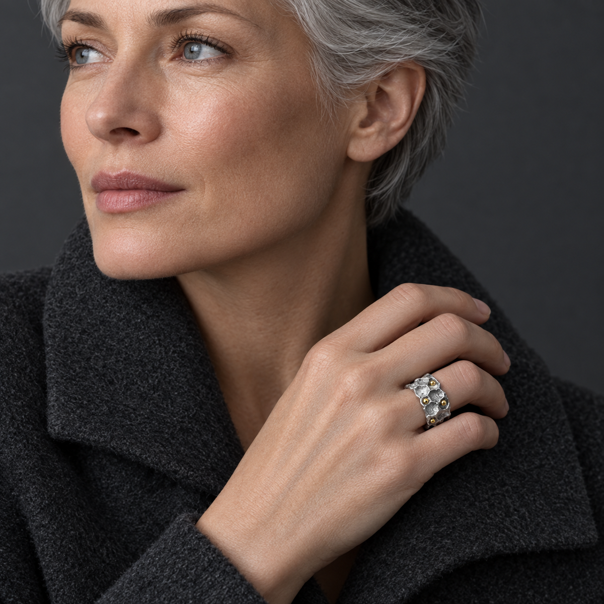 Model wearing the Lesunja Ring Palladium 950 Yellow Gold 18K