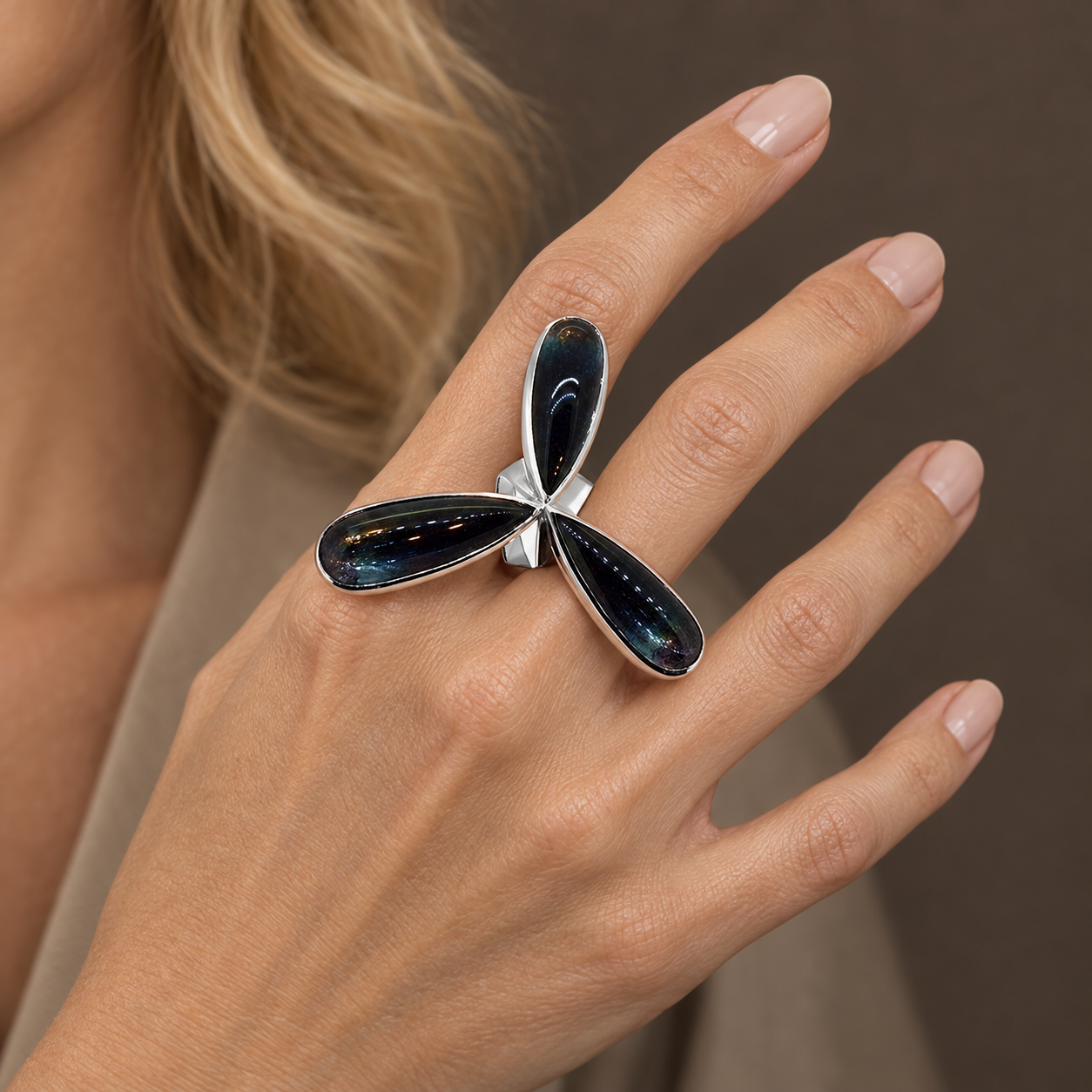 Model wearing the Lesunja Ring White Gold Dark Blue Tourmaline