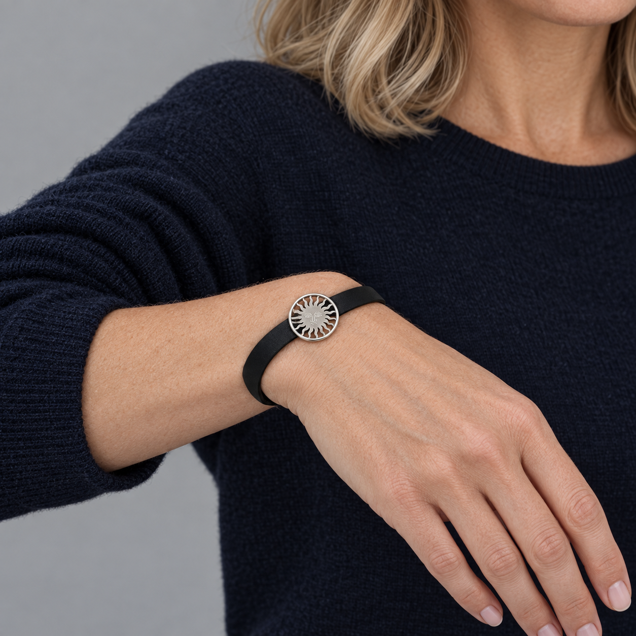 Model wearing the Lesunja St. Moritz Sun with leather Bracelet white Gold