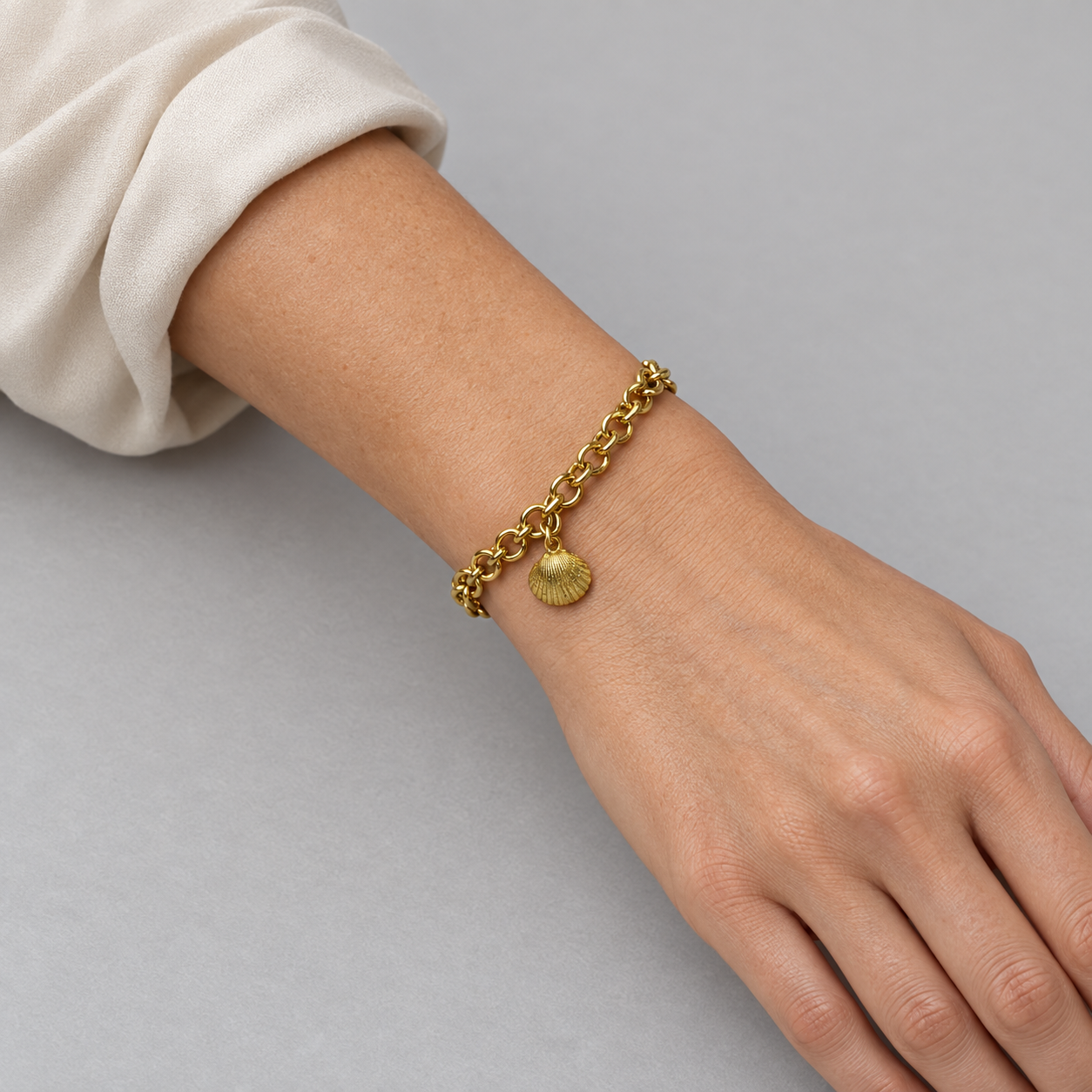 Model wearing the Lesunja Ocean XXY Shell Bracelet Yellow Gold