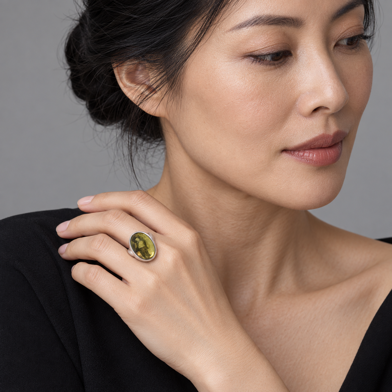 Model wearing the Lesunja Michael Jackson Silver Ring