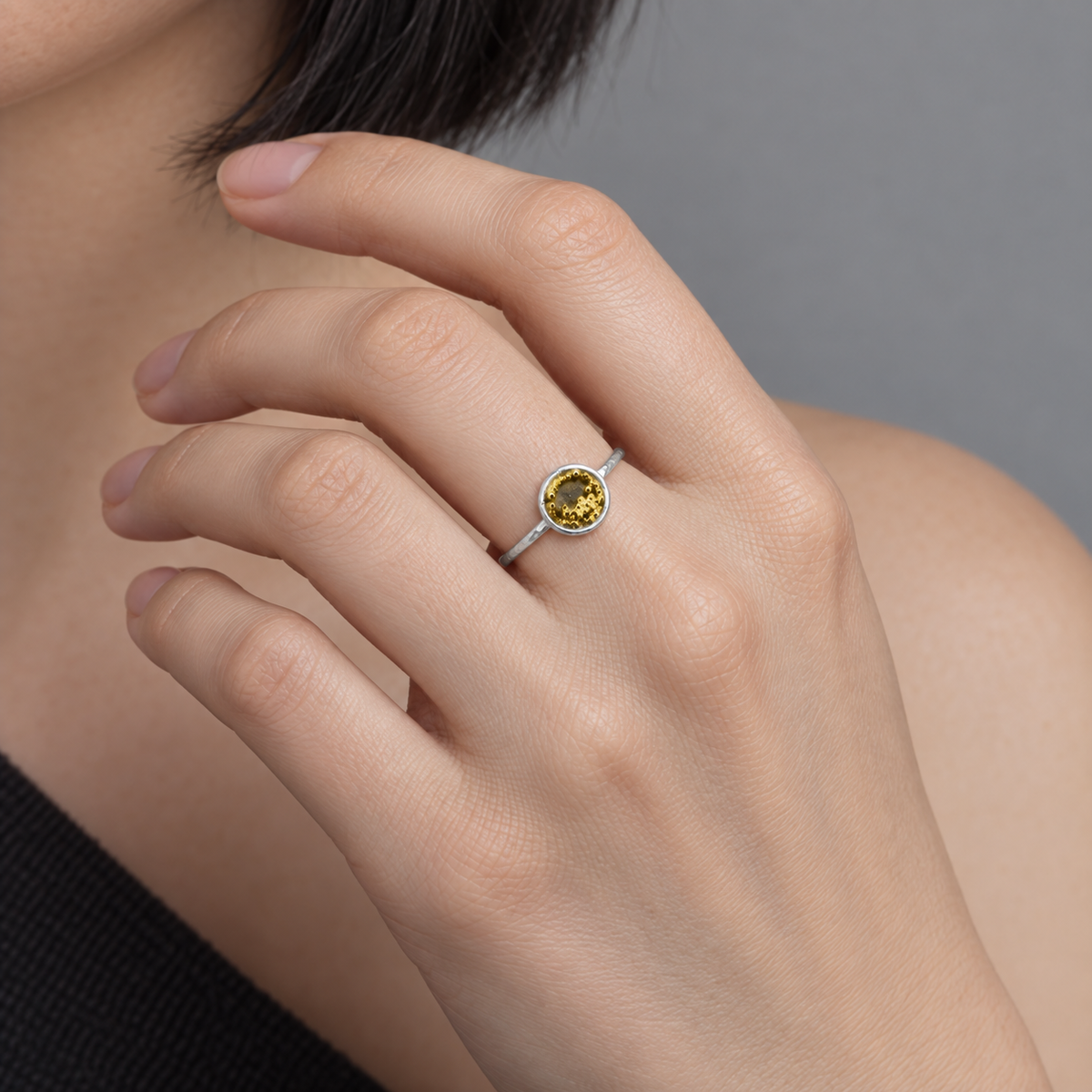 Model wearing the Lesunja Summer Ring Silver 925 & Yellow Gold 916 22K Hammered
