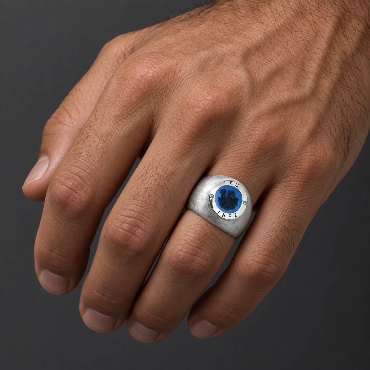 Model wearing the Lesunja Züri Leu Silver Ring Blue Agate