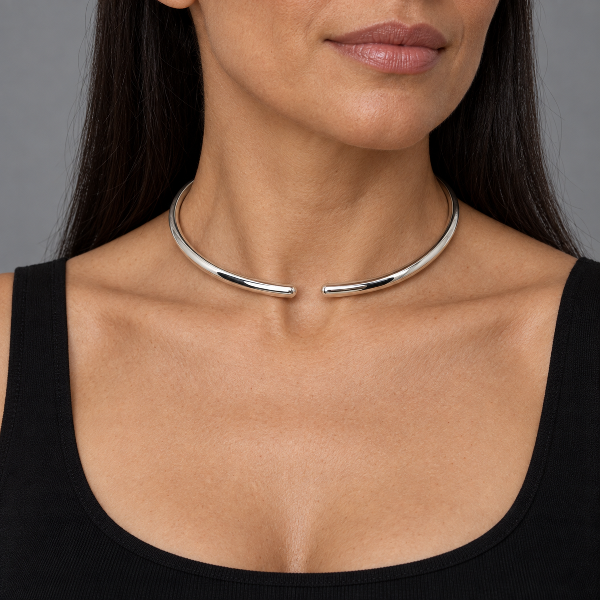 Model wearing the Lesunja Silver Necklace 925