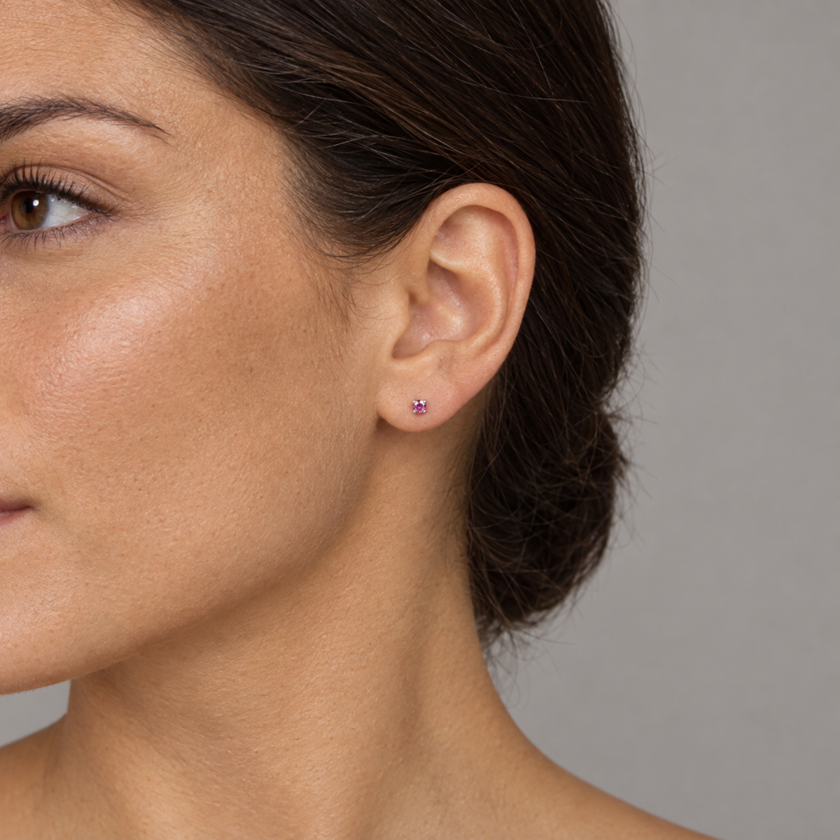 Model wearing the Lesunja White Gold 750 18K Earrings