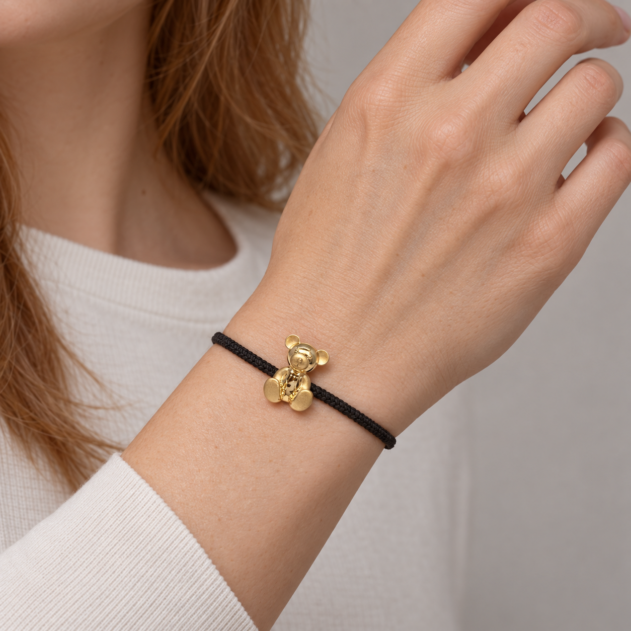 Model wearing the Lesunja Breuninger Bear Bracelet 9K Gold