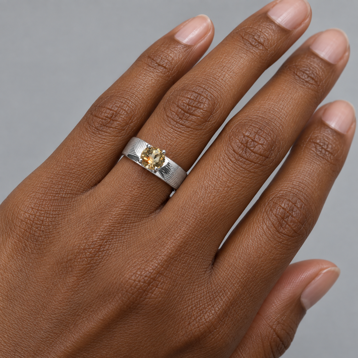 Model wearing the Lesunja Little Rainbow Silver Ring