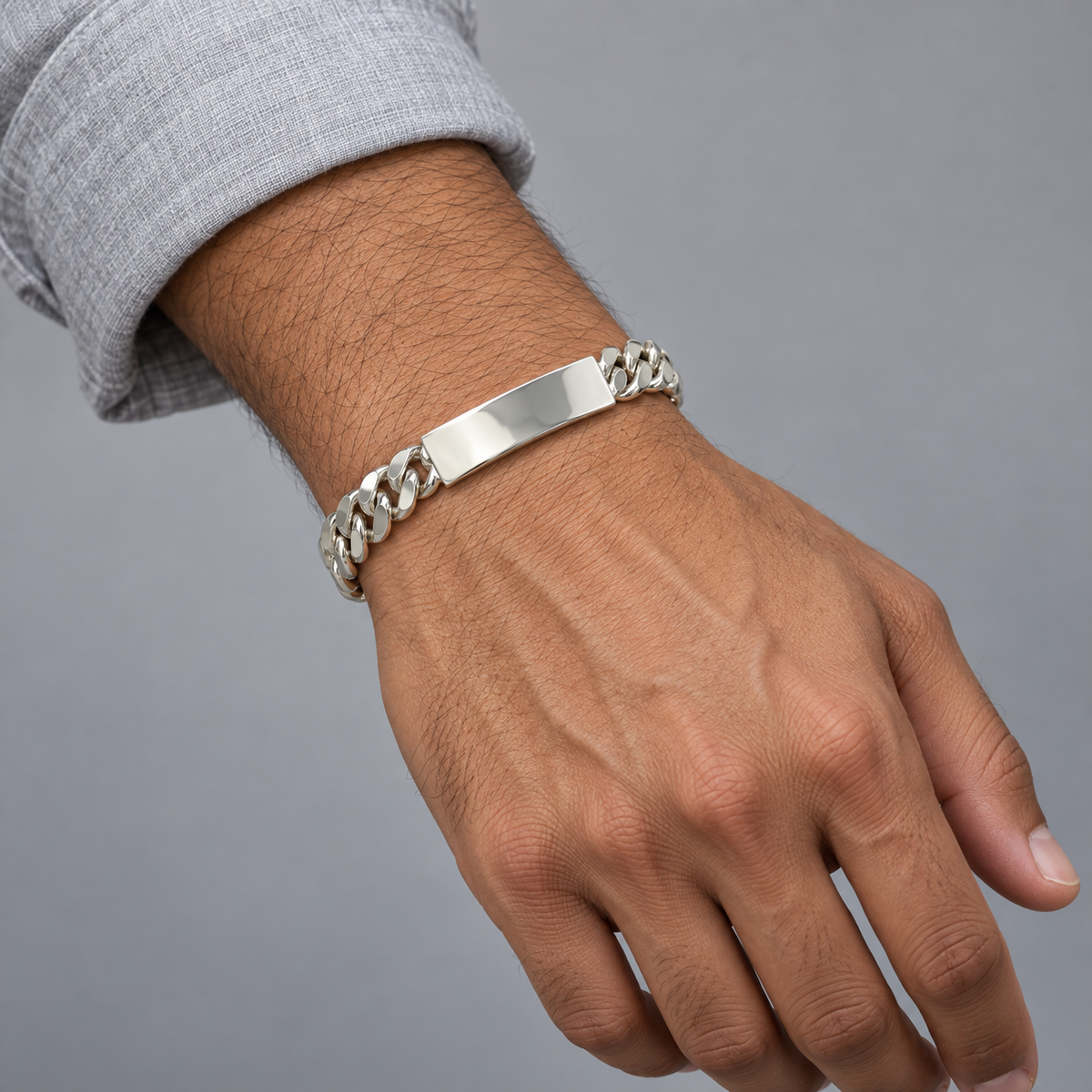 Model wearing the Lesunja Curb Chain Bracelet Silver