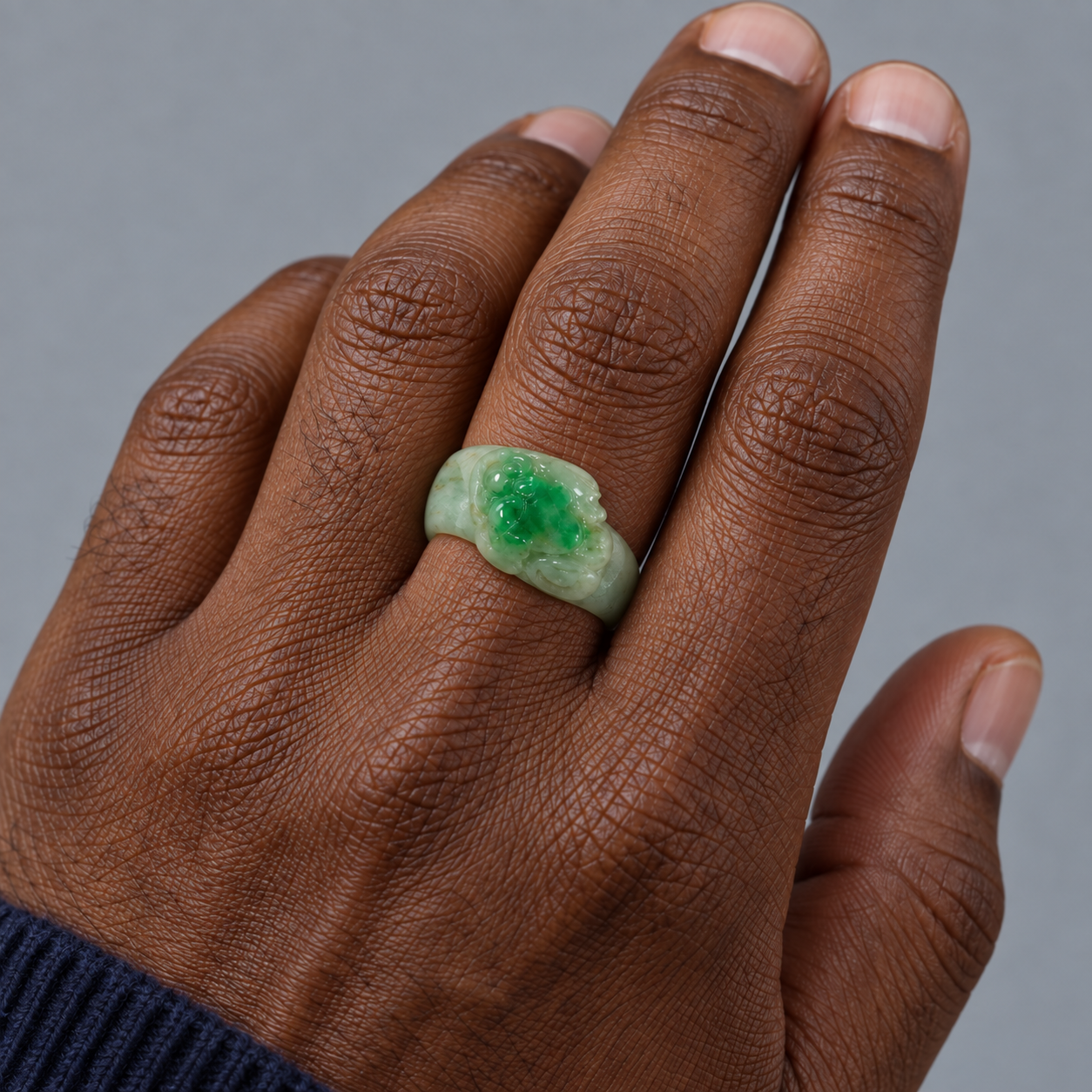 Model wearing the Lesunja Obsidian Ring