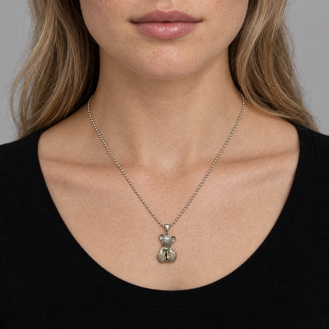 Model wearing the Lesunja Breuninger Bear Necklace Silver 925
