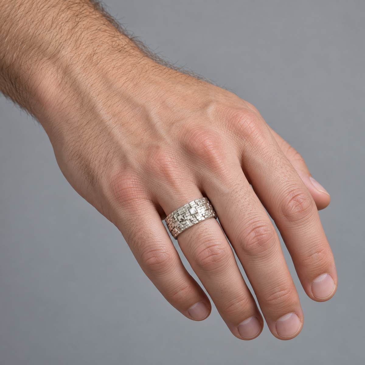 Model wearing the Lesunja Pixels Silver Ring